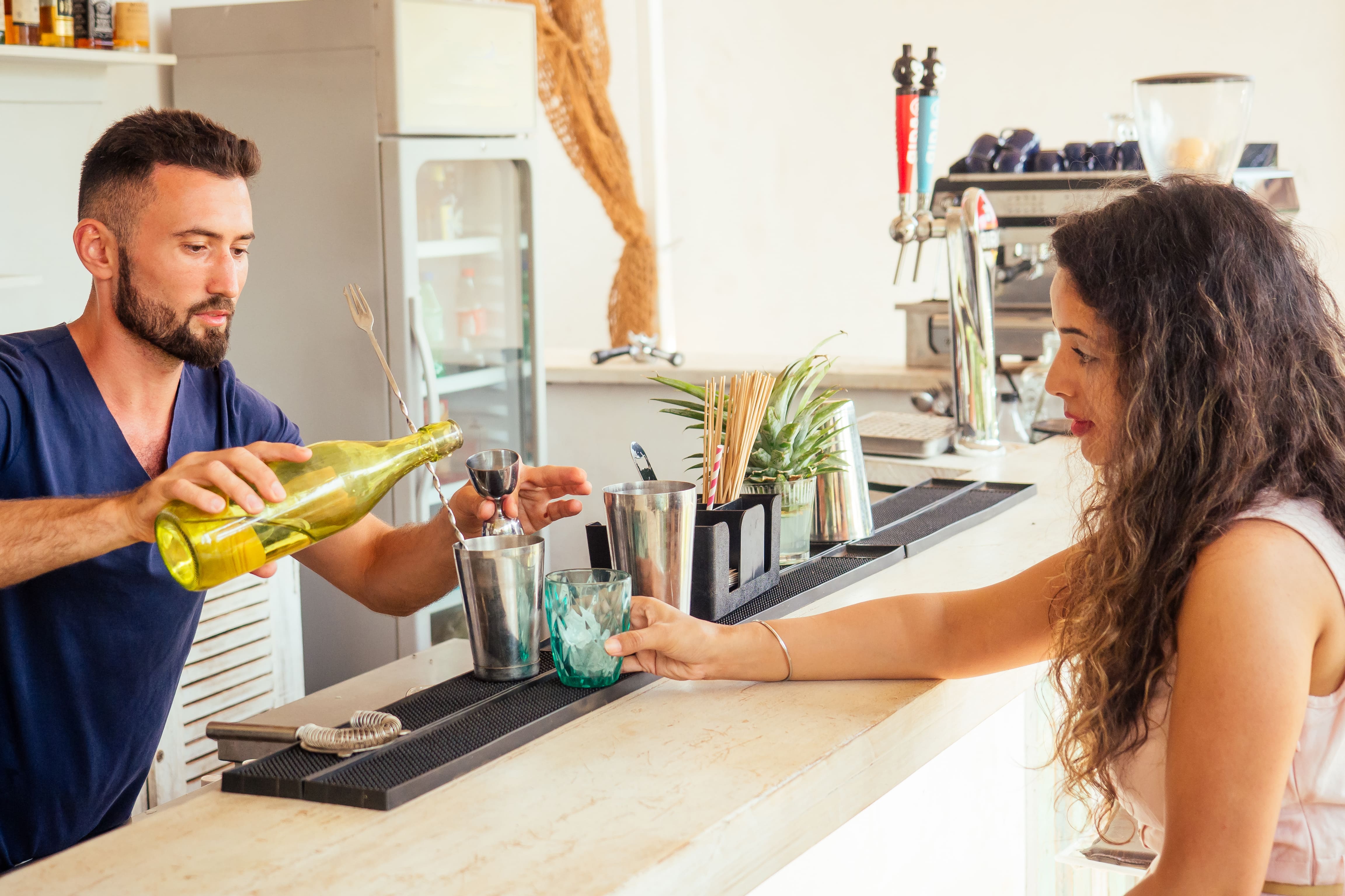 How to Set Up a Stylish Home Bar Without Going Broke